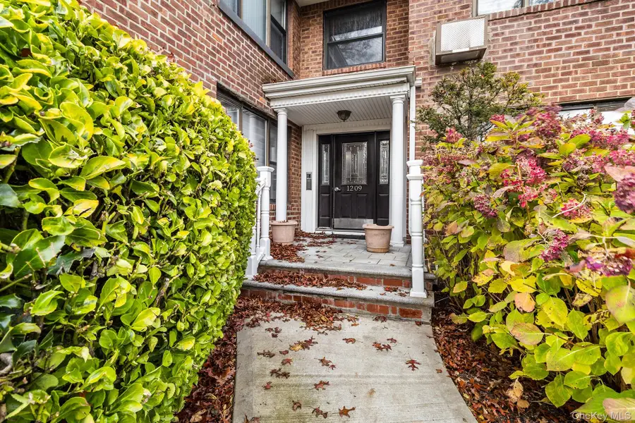 1209 E Broadway #D15, Hewlett, NY 11557 - Image #2