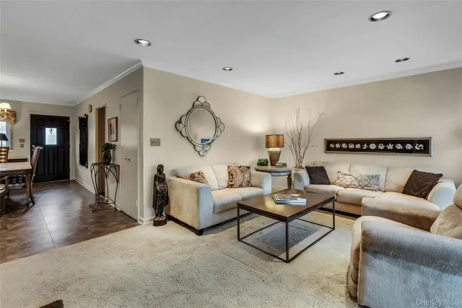 27 Abbey Lane, Plainview, NY 11803 - Image #3