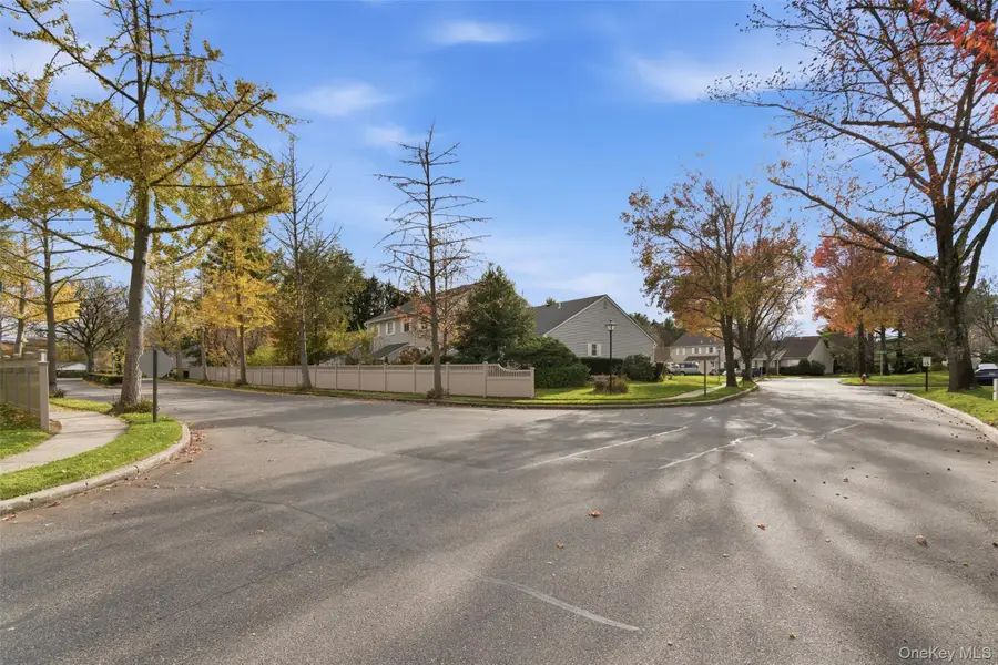 112 Cedar Shake Court, Huntington Station, NY 11746 - Image #3