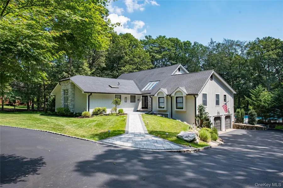 142 Landing Meadow Road, Smithtown, NY 11787 - Image #2