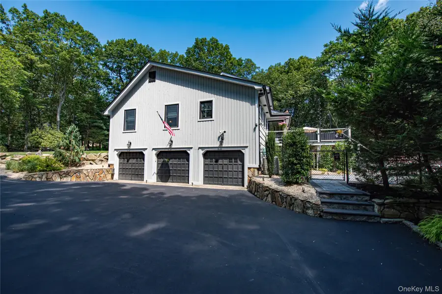 142 Landing Meadow Road, Smithtown, NY 11787 - Image #3