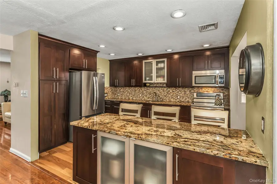 29 Elmwood Court, Plainview, NY 11803 - Image #2