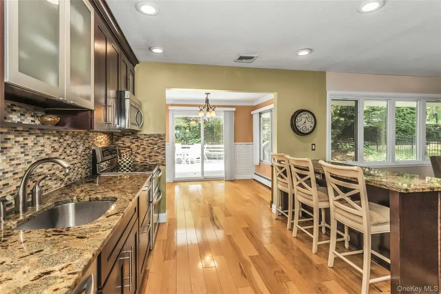 29 Elmwood Court, Plainview, NY 11803 - Image #3