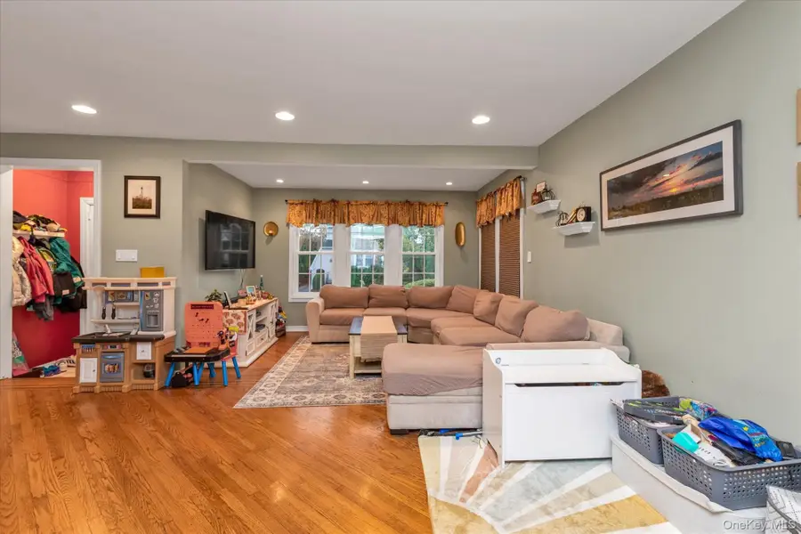 29 Orleans Road, Valley Stream, NY 11581 - Image #3