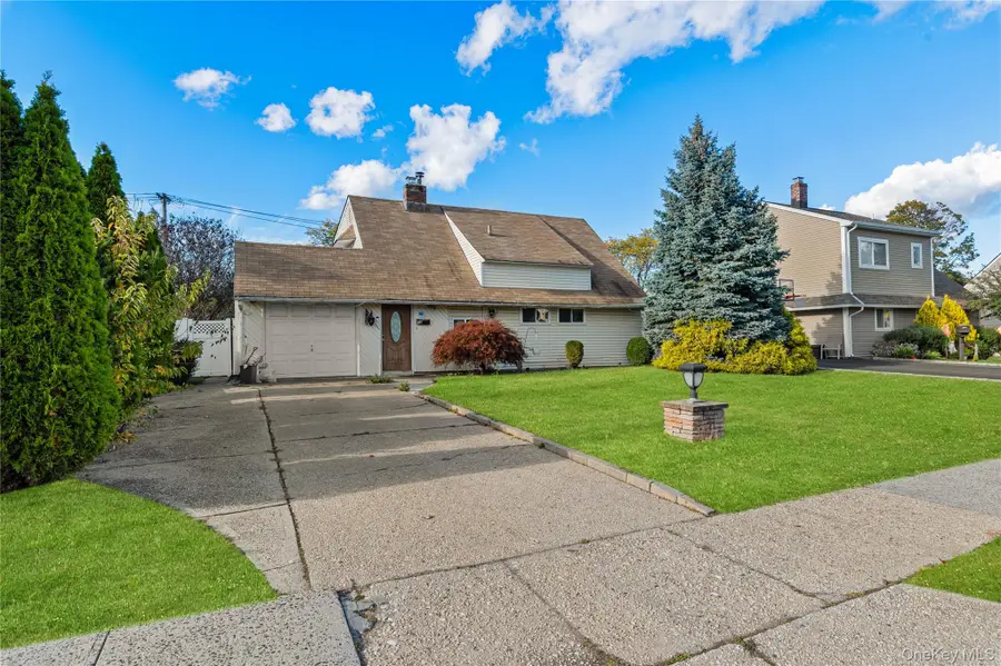 18 Pilgrim Lane, Westbury, NY 11590 - Image #2