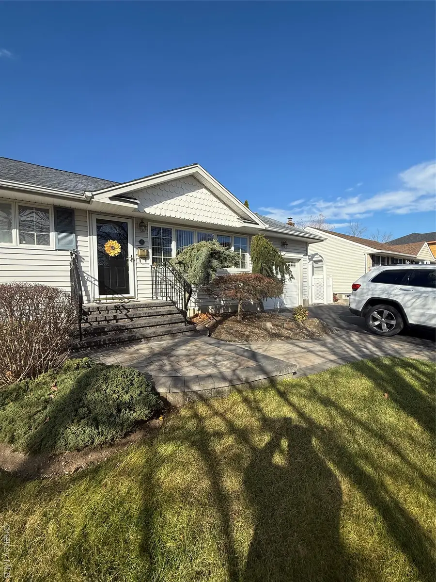 6 Lee Place, Old Bethpage, NY 11804 - Image #2