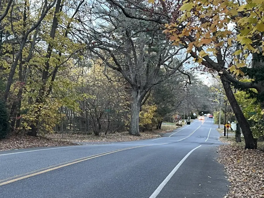 48 E Rogues Path, Huntington Station, NY 11746 - Image #2