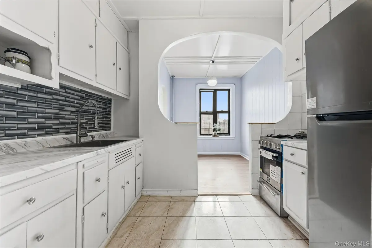 2922 Barnes Avenue #5L, Bronx, NY 10467 - Image #1