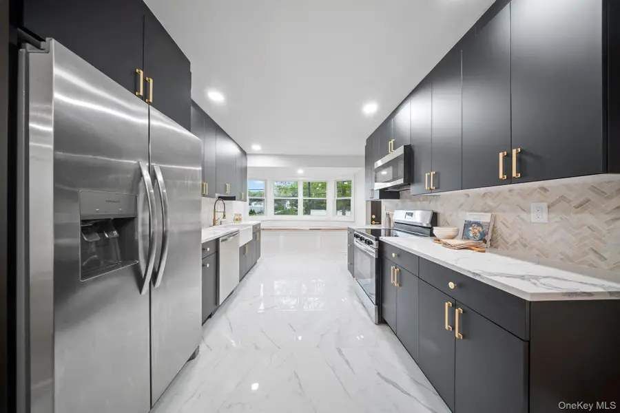 10 Pinedale Avenue, Farmingville, NY 11738 - Image #3