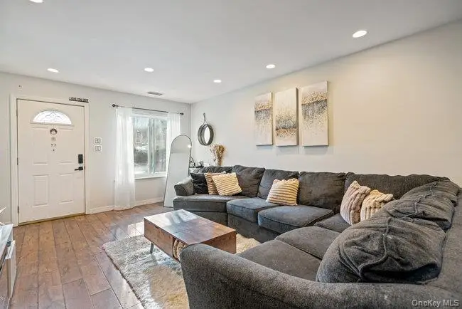 412 Clubhouse Court, Coram, NY 11727 - Image #3