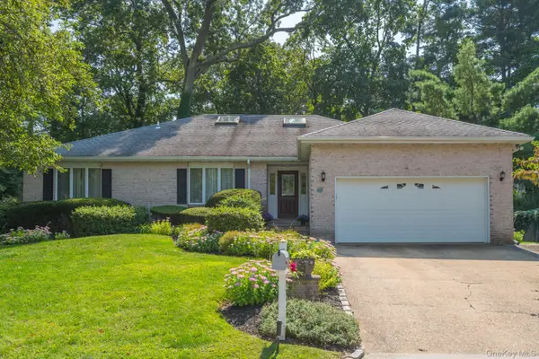 14 Oak Point Drive S, Bayville, NY 11709