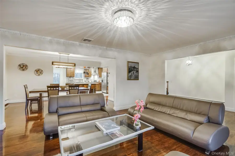 1041 Glen Cove Avenue, Roslyn Harbor, NY 11576 - Image #3