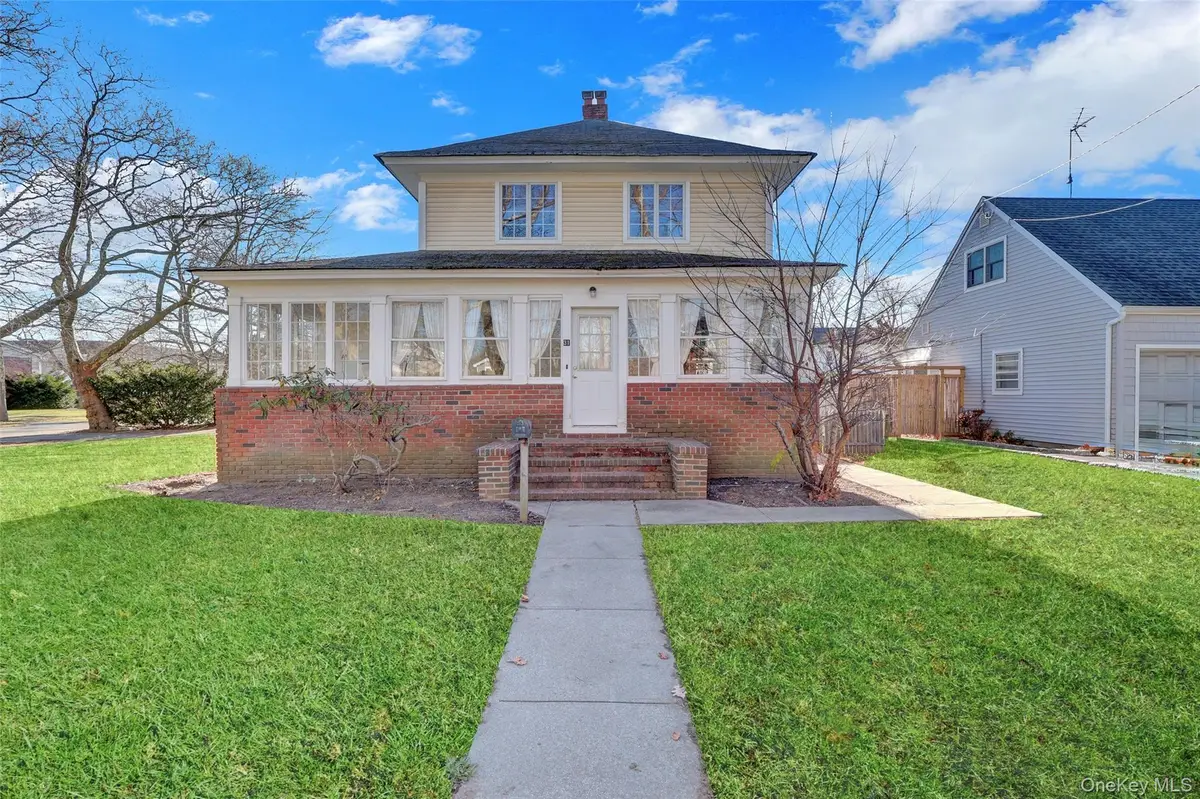 31 Hiawatha Drive, Brightwaters, NY 11718 - Image #1