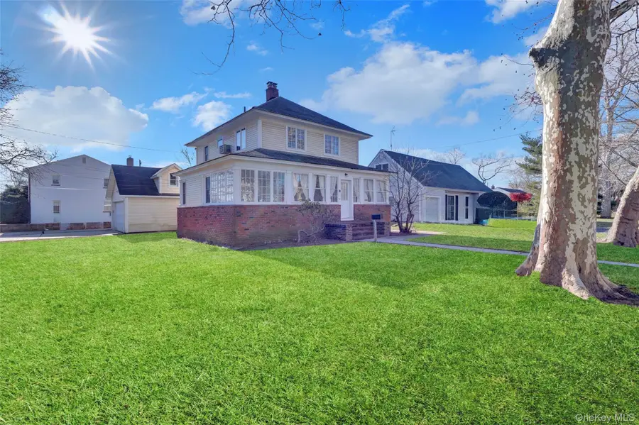 31 Hiawatha Drive, Brightwaters, NY 11718 - Image #2