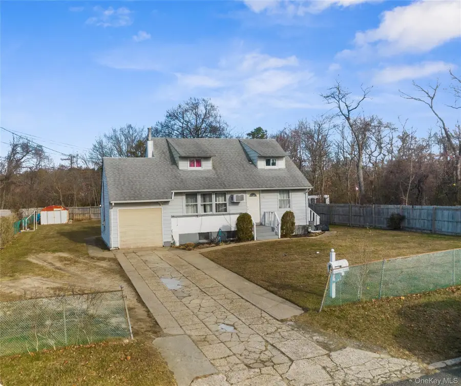 9 Farragut Avenue, Bay Shore, NY 11706 - #2