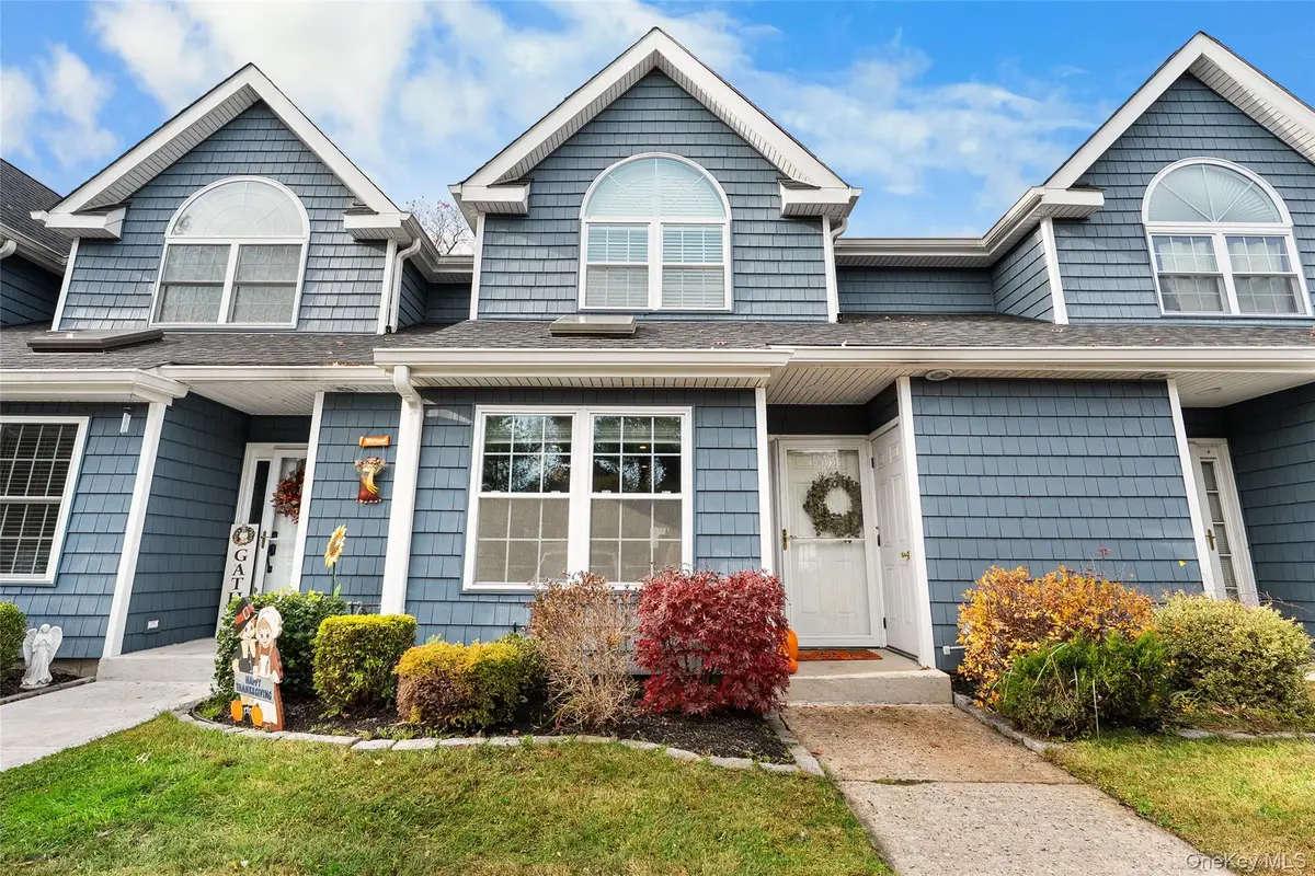 8 Sunridge Lane, Islip, NY 11751 - Image #1