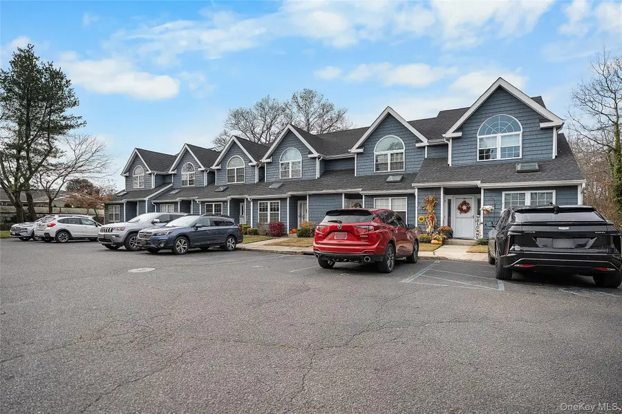 8 Sunridge Lane, Islip, NY 11751 - Image #2