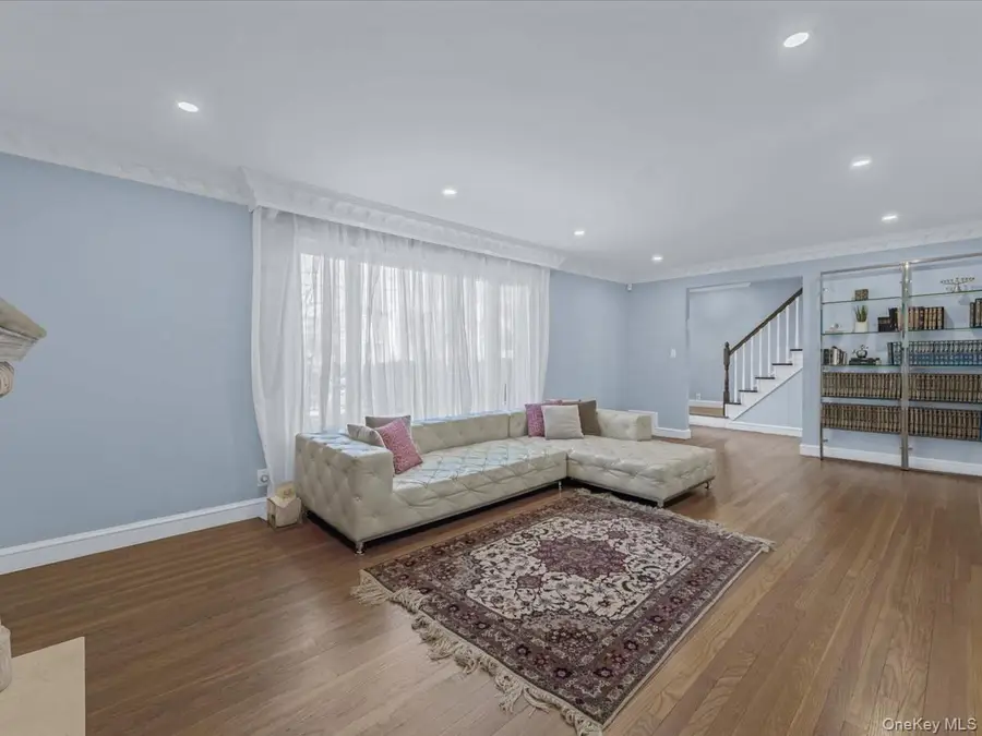 16 Wooleys Lane, Great Neck, NY 11023 - Image #3