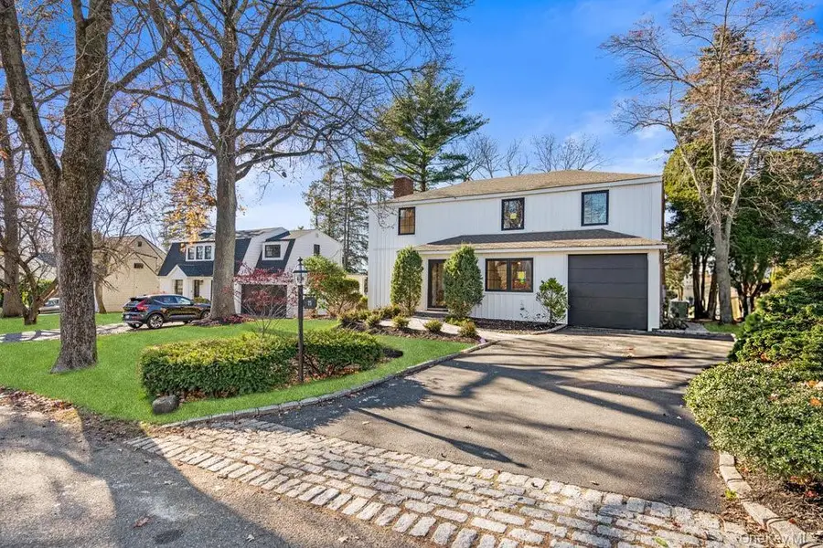 11 Entrance Road, East Hills, NY 11577 - Image #3