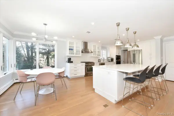 100 Georgian Court, East Hills, NY 11576