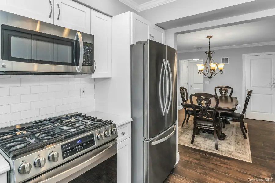 31 Cambridge Drive W, Copiague, NY 11726 - Image #2