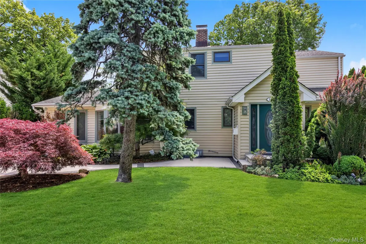 16 Deepdale Parkway, Roslyn Heights, NY 11577 - #1