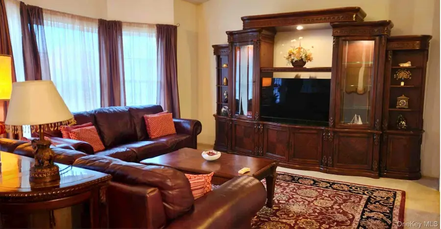 512 Narragansett Villas Drive, Lindenhurst, NY 11757 - Image #3