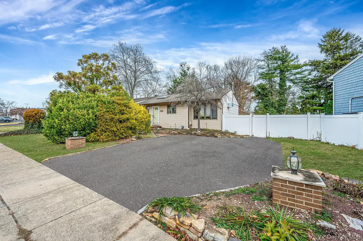 194 Central Park Road, Plainview, NY 11803 - Image #1