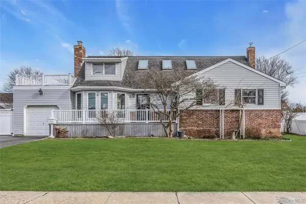 639 N Chicot Avenue, West Islip, NY 11795