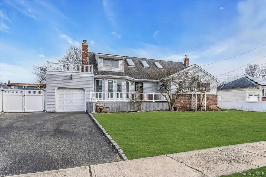 639 N Chicot Avenue, West Islip, NY 11795 - Image #2