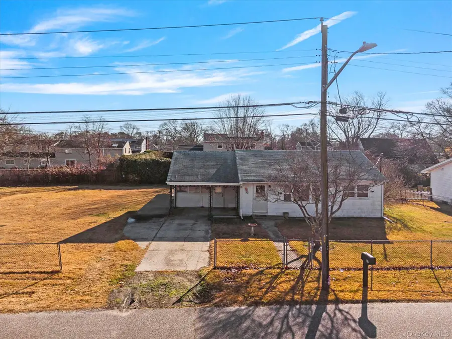 32 Flintlock Drive, Shirley, NY 11967 - Image #2