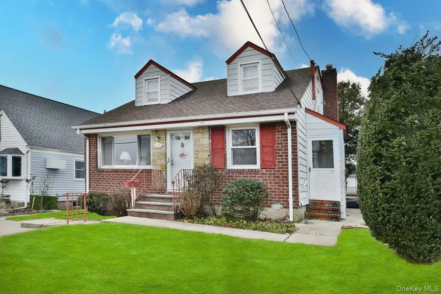 135 Barwick Boulevard, Mineola, NY 11501 - Image #3