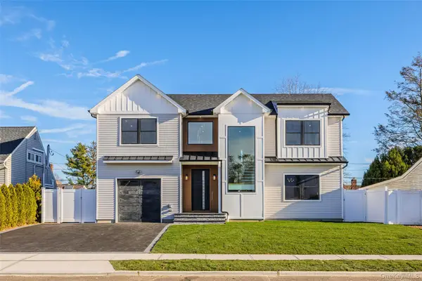 12 Friends Lane, Westbury, NY 11590