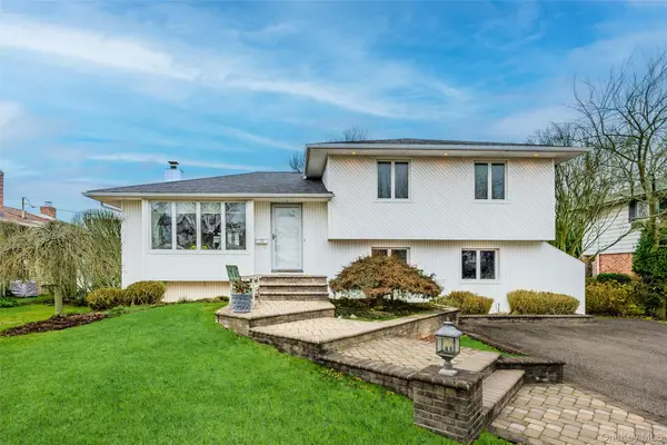 18 Roxbury Avenue, Plainview, NY 11803