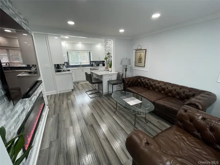 310 Brookside Court, Copiague, NY 11726 - Image #3