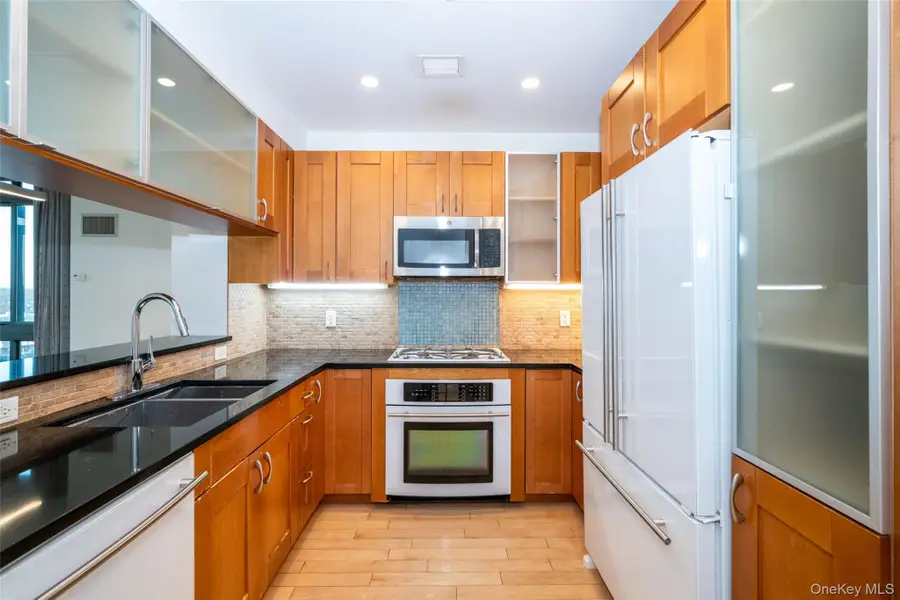 175 Huguenot Street #1401, New Rochelle, NY 10801 - Image #2