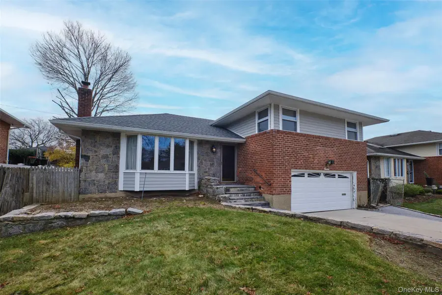 19 Birchwood Park Drive, Syosset, NY 11791 - Image #2