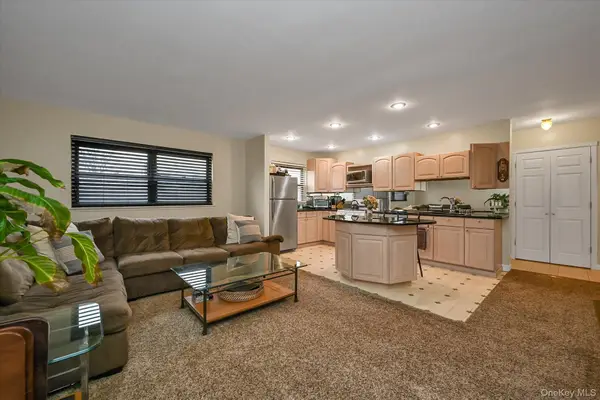 25 Elizabeth Street #2F, Farmingdale, NY 11735