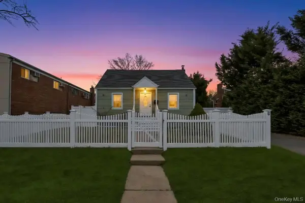 847 N Clinton Avenue, Lindenhurst, NY 11757