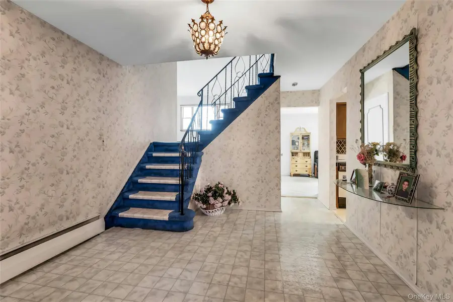 30 Glacier Drive, Smithtown, NY 11787 - Image #3