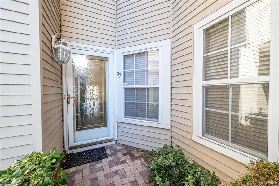 97 Windwatch Drive, Hauppauge, NY 11788 - Image #3