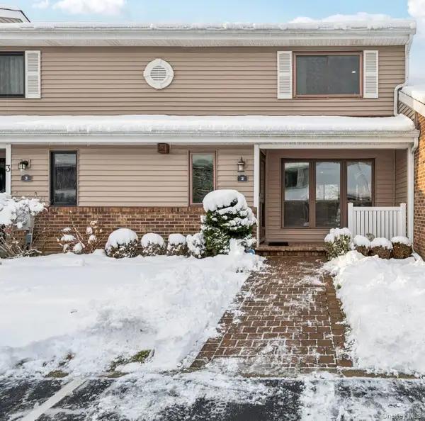 2 W Pond Court, Smithtown, NY 11787