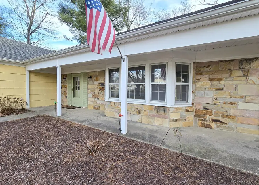 652 Hawkins Road E, Coram, NY 11727 - Image #2