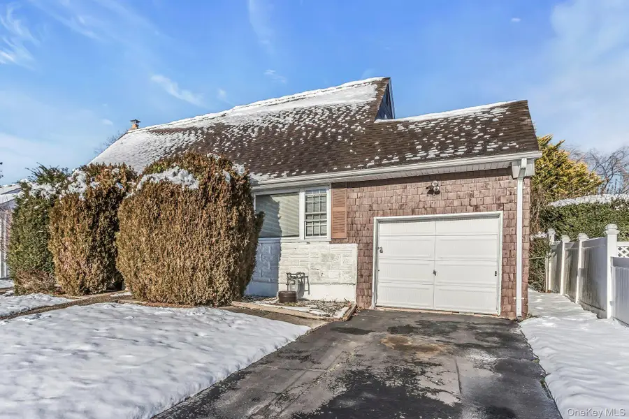 5 Preston Lane, Hicksville, NY 11801 - Image #2