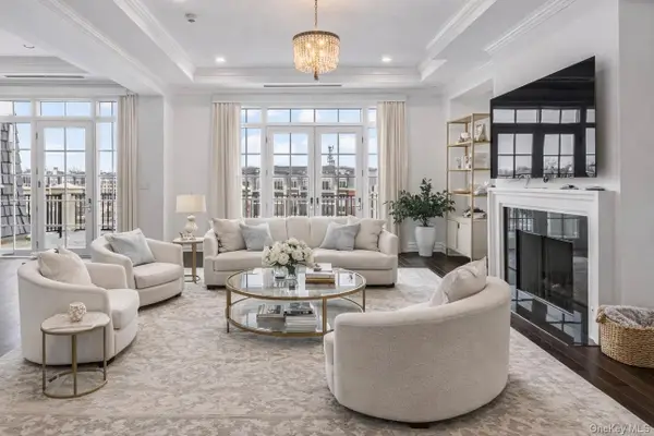 3000 Royal Court #3308, North Hills, NY 11040