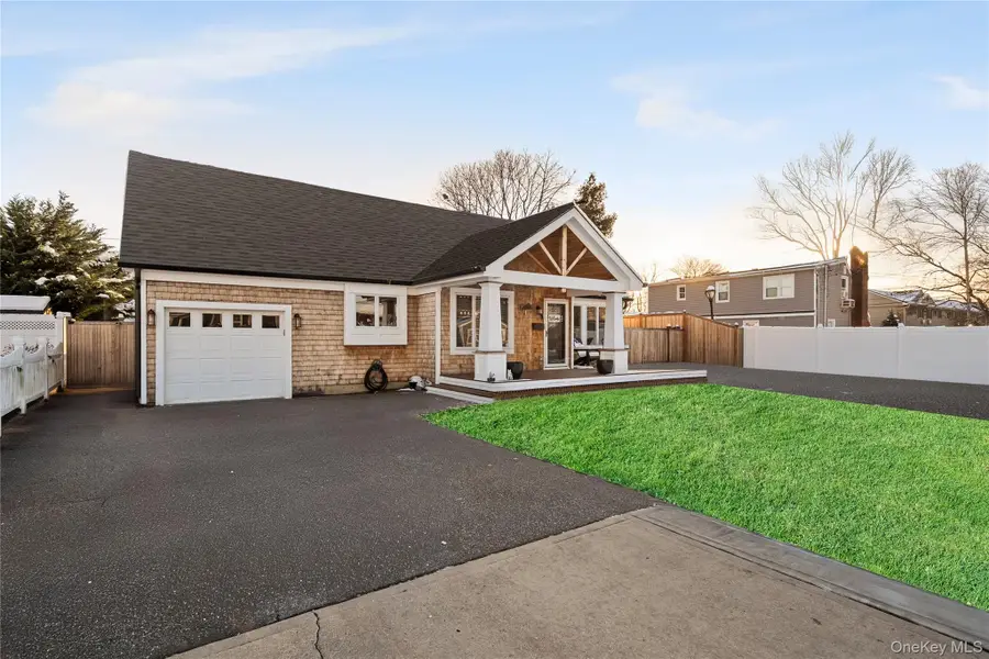 60 Pickwick Lane, North Babylon, NY 11703 - Image #3