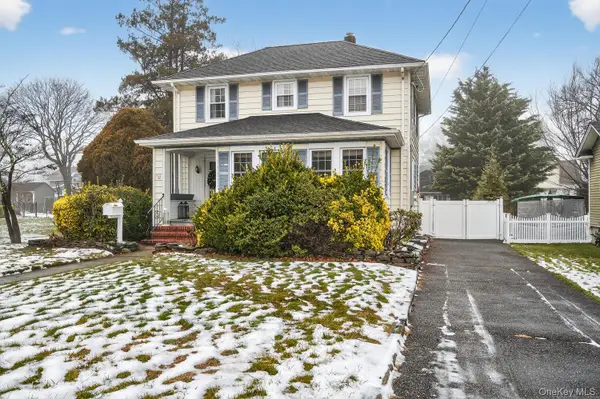 9 Garden Place, Bay Shore, NY 11706