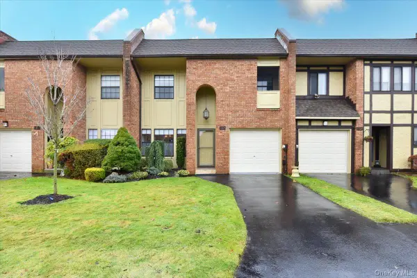 10 Southgate Circle, Massapequa Park, NY 11762