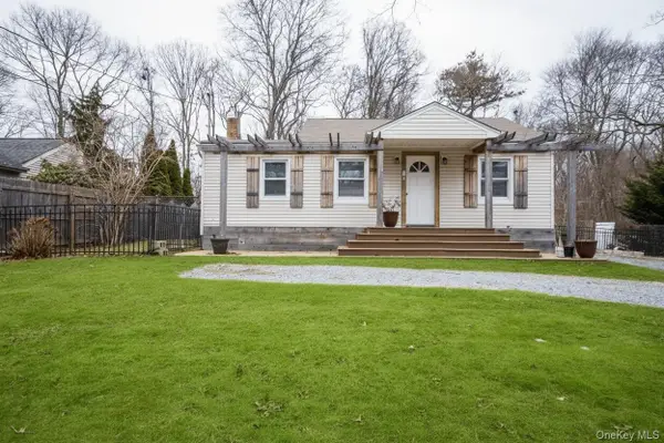 27 Cynthia Lane, Center Moriches, NY 11934