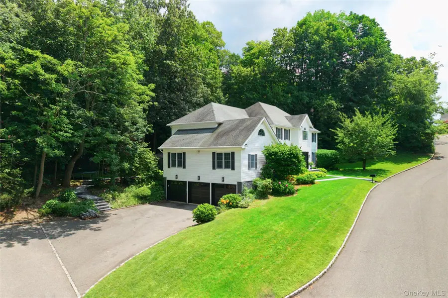 50 Davis Lane, Roslyn, NY 11576 - Image #2